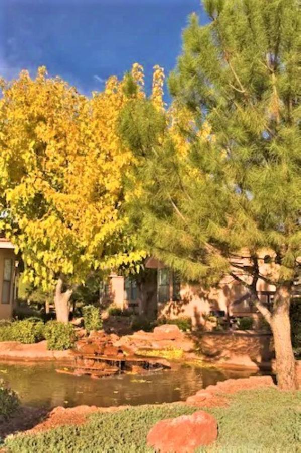 Sedona Pines Resort Exterior photo A tree in the fall