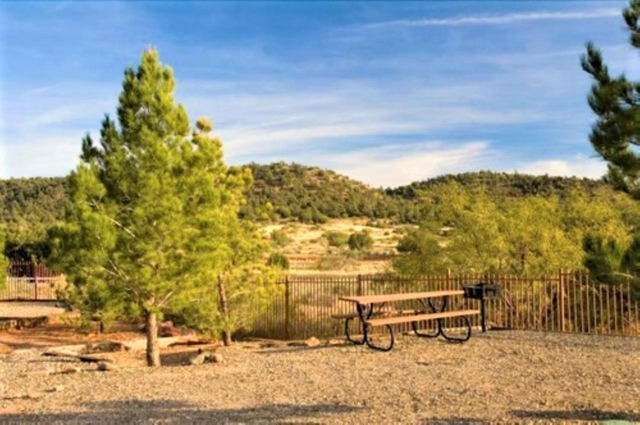 Sedona Pines Resort Exterior photo Picnic tables at the campground